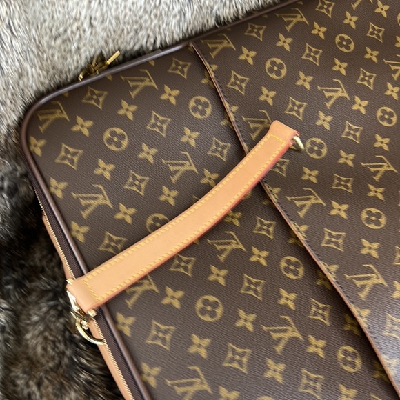 Louis Vuitton suitcase with wheels - Picture 15 of 16